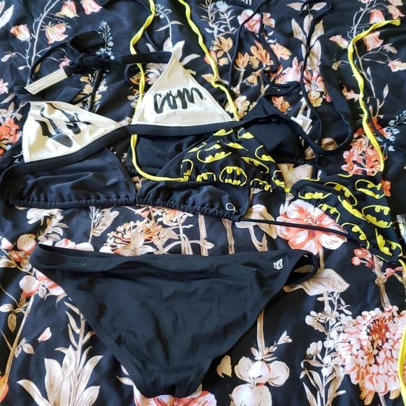 Lot of 5 swim pieces 4 tops 1 bottoms - Picture 1 of 7